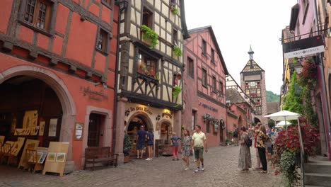 Las-Casas-Y-Tiendas-De-Riquewihr-Varían-En-Tonos-Claros-De-Azul-Celeste,-Amarillo-Pálido,-Malva-Y-Turquesa-Descolorido.