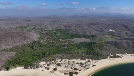 Costas-Arenosas-Que-Bordean-La-Bahía-De-Cacaluta,-Enclavadas-En-El-Panorama-De-Nueve-Bahías-De-Huatulco,-Oaxaca,-México