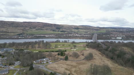 Montañas-Aéreas-Con-El-Puente-Erskine-Y-El-Río-Clyde-Al-Fondo.