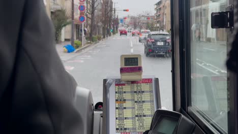 Una-Vista-De-Un-Autobús-Público-Que-Circula-Por-La-Carretera-De-La-Ciudad-De-Kyoto,-Japón.