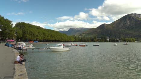 Una-Joven-Francesa-Está-Comiendo-En-La-Orilla-Del-Lago-De-Annecy.