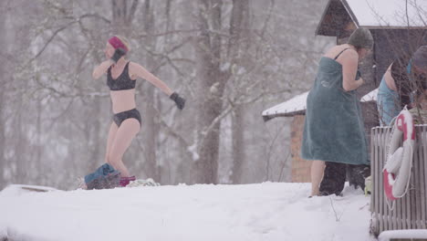 3-Amigos-Que-Se-Bañan-En-Hielo-Se-Visten-Y-Se-Mueven-Para-Calentarse-Después-Del-Baño