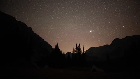 Un-Timelapse-De-Las-Estrellas-Y-Montañas-A-Gran-Altura-En-El-Otoño-En-Montana