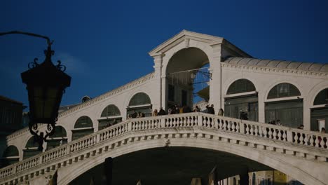 Rialto-Bridge-Bustling-with-Visitors,-Venice-Italy