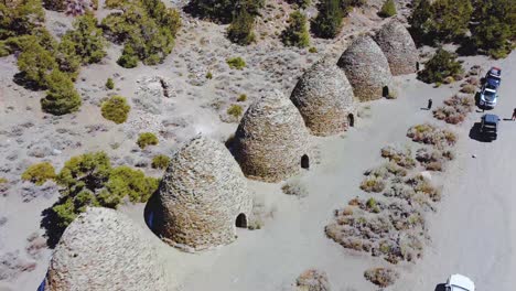 Hornos-De-Carbón-En-El-Parque-Nacional-Death-Valley,-California,-EE.UU.---Toma-Aérea-De-Un-Drone