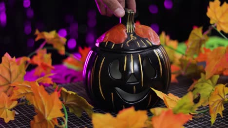 Calabaza-Negra-Como-Decoración-De-Halloween-Con-Una-Vela-Dentro