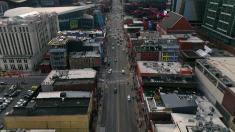 Cars-Driving-Through-Broadway-Street-Along-The-Bridgestone-Arena-In-Downtown-Nashville,-Tennessee,-USA