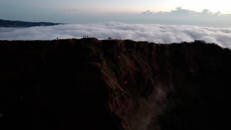 Turistas-Caminando-Por-El-Monte-Batur-En-Bali,-Indonesia---Disparo-De-Un-Dron