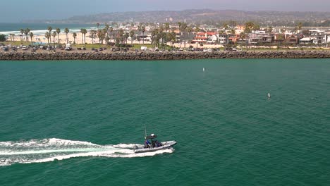 Lancha-Dejando-Estela-En-El-Agua-Navegando-En-El-Canal-De-Entrada-En-Mission-Bay,-California,-EE.UU.