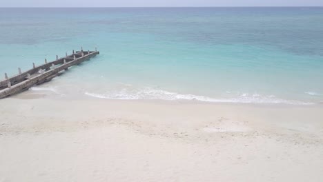 Vista-Aérea-De-La-Playa-Tropical-De-Arena-Blanca-De-Jamaica-Con-Mar,-Sombrilla-Y-Silla-En-Una-Playa-Privada-Sin-Gente