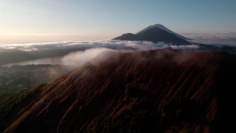 Atemberaubende-Aussicht-Auf-Bergpfade-In-Richtung-Mount-Batur-Wanderung-In-Bali,-Indonesien