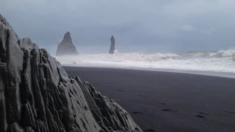 Raue-Meereswellen-Brechen-Sich-Am-Schwarzen-Sandstrand-Und-An-Den-Basaltfelsen-Der-Küste-Islands