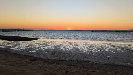 El-Océano,-La-Costa-Y-Los-Muelles-En-La-Playa-De-Manhattan-Al-Atardecer