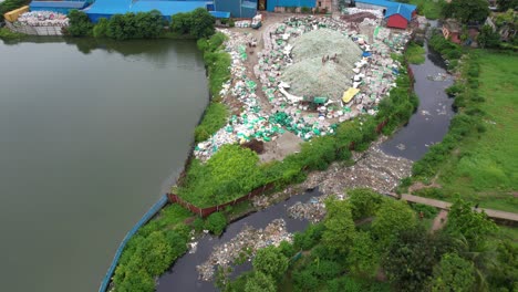 Industrielles-Schwarzwasser,-Das-Auf-Land-Verschüttet-Wird,-Verschmutzung