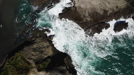 Girando-Sobre-Una-Ensenada-Estrecha-Mientras-El-Azul-Turquesa-Se-Convierte-En-Agua-Blanca-Turbulenta