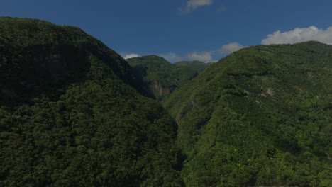 Lush-mountains-and-forest-surrounding-Presa-de-Valdesia-dam