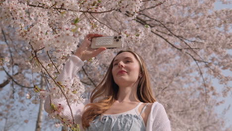 Glückliche-Junge-Frau,-Die-Ein-Foto-Von-Blühenden-Kirschblüten-Im-Yangjae-Citizen&#39;s-Forest-Park-Im-Bezirk-Seocho,-Seoul,-Südkorea-Macht