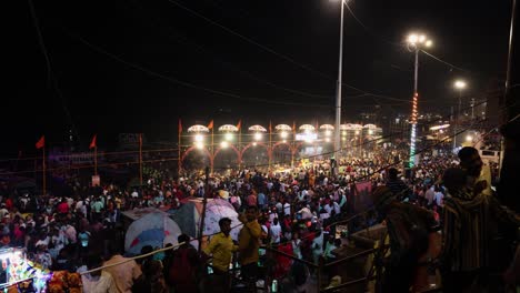 Riesige-Menschenmenge-Besucht-Die-Heilige-Stätte-Varanasi,-Abends-Anbetung-Des-Aarti-Am-Fluss-Ganga,-Abends-Video-Aufgenommen-Am-Dashashwamedh-Ghat,-Varanasi,-Uttarpradesh,-Indien,-08.-März-2024
