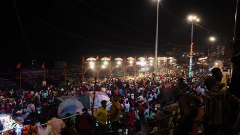 Gran-Multitud-Que-Asiste-Al-Lugar-Sagrado-De-Varanasi-Por-La-Tarde-Adoración-Del-Río-Ganges-A-Aarti-En-El-Video-Nocturno-Tomado-En-Dashashwamedh-Ghat-Varanasi-Uttarpradesh-India-08-De-Marzo-De-2024