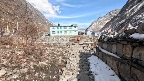 Llegando-Al-Pueblo-De-Lang-Tang,-Un-Pueblo-De-Montaña-De-Gran-Altitud-En-El-Himalaya.