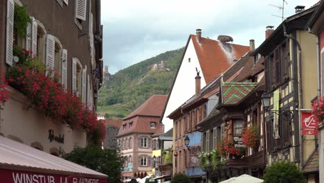 Nestling-between-the-vineyards-and-the-mountains,-Ribeauvillé-is-a-charming-town-with-a-View-to-Les-trois-châteaux-de-Ribeauvill?