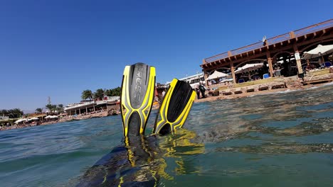 Taucher-Ausrüstung-Mit-Langen-Tauchfüßen-Schwimmt-Im-ägyptischen-Meerwasser-Bei-Dahab,-POV-Sicht