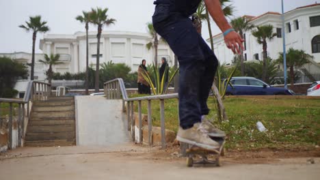 Skateboarder-Grindet-Ein-Wirklich-Langes-Rail-In-Marokko