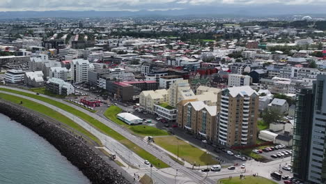 Reikiavik,-Islandia,-Vista-Aérea-Del-Tráfico-Costero-Y-Edificios-Residenciales-Modernos,-Disparo-De-Drone