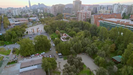 Vista-Aérea-Rodeando-La-Plaza-Tailandia,-Tarde-Soleada-En-Santiago-De-Chile