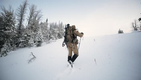 Tiro-Con-Arco-Caza-De-Alces-En-La-Nieve-En-Montana-En-Octubre-En-La-Cima-De-Las-Montañas