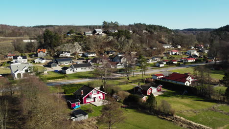 Villas-Típicas-Escandinavas-En-Un-Pequeño-Pueblo,-Vista-Aérea