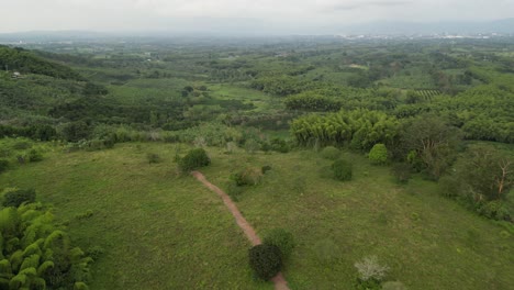 Vista-Aérea-Del-Paisaje-Verde-En-El-Eje-Cafetero-Cerca-De-La-Ciudad-De-Armenia-En-El-Departamento-De-Quindío-De-Colombia