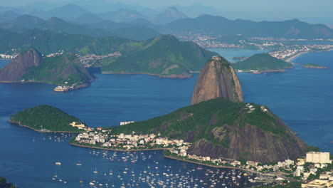 Un-Panorama-Impresionante-Desde-El-Mirador-De-Cristo-Redentor-Ofrece-Vistas-De-La-Ciudad-De-Río-De-Janeiro-Y-Las-Aguas-Salpicadas-De-Barcos-Y-Pequeñas-Islas