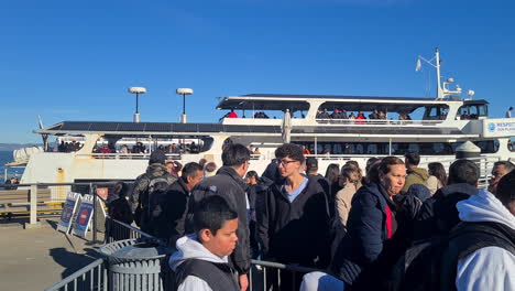 San-Francisco-Ca-Usa,-Multitud-De-Turistas-En-La-Isla-De-Alcatraz-Esperando-Para-Abordar-El-Ferry-Después-Del-Recorrido-Por-La-Prisión