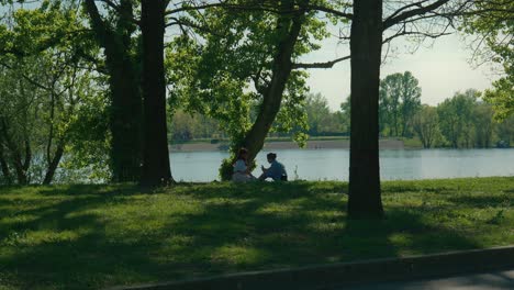 Conversación-Pacífica-Junto-Al-Lago-De-Dos-Personas-En-El-Lago