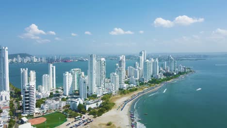 Toma-De-Drones-De-Gran-Angular-Del-Paisaje-Urbano-De-La-Península-De-Cartagena,-Colombia