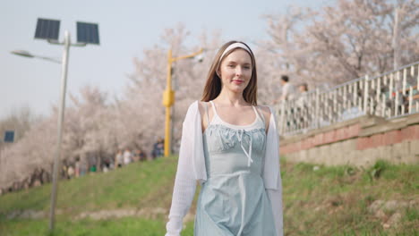 Hermosa-Chica-Caminando-En-El-Bosque-De-Ciudadanos-De-Yangjae-En-Primavera-En-Seocho,-Seúl,-Corea-Del-Sur.