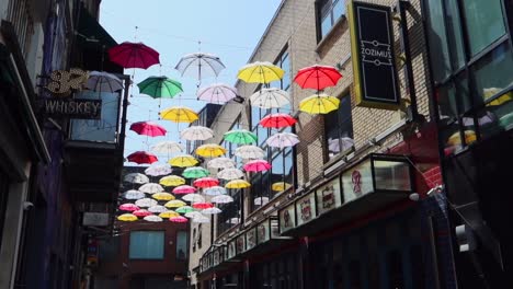 Schwenk-Nach-Links,-Um-Die-Farbenfrohe-Straßendekoration-Und-Die-Zahlreichen-Geschäfte-In-Der-Anne&#39;s-Lane-In-Dublin-Zu-Zeigen