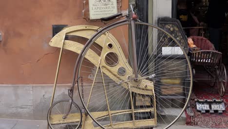 Una-Bicicleta-Antigua-Realza-El-Atractivo-Cultural-Y-Turístico,-Simbolizando-Viajes-Y-Patrimonio