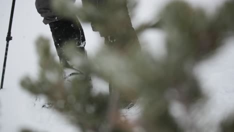 Tiro-Con-Arco-Caza-De-Alces-En-La-Nieve-En-Montana-En-Octubre-Durante-Una-Tormenta-De-Nieve