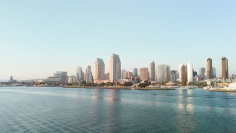 El-Centro-De-San-Diego-Desde-La-Bahía-Con-Aguas-Tranquilas-En-California,-EE.UU.