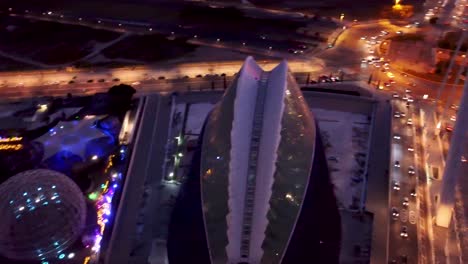 Brücke-Assut-De-L&#39;Or-–-Sonnenuntergang-Am-Abend-Und-Lichter-Der-Stadt-über-Valencia,-Spaniens-„Stadt-Der-Künste-Und-Wissenschaften“:-Eine-Filmreife-Ansicht,-Schwenk-Neige-Ansicht-Zur-Goldenen-Stunde