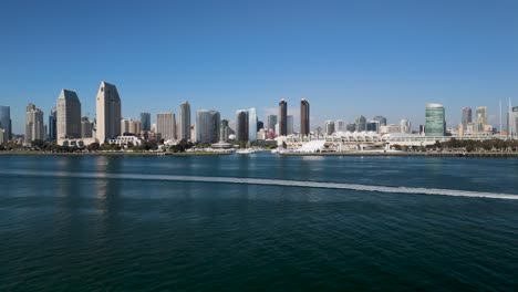 Schnellbootfahrt-In-Der-Bucht-Entlang-Der-Skyline-Der-Innenstadt-Von-San-Diego-In-San-Diego,-Kalifornien