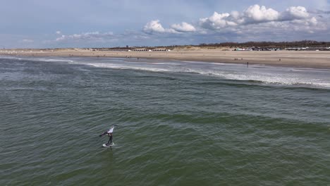 Hombre-Haciendo-Windsurf-En-El-Océano-En-La-Esquina-De-Holland-Beach-En-Los-Países-Bajos