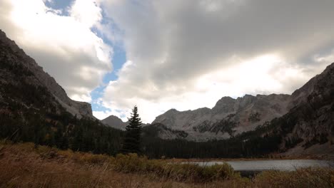 Eine-Zeitrafferaufnahme-Des-Tages,-Der-Im-Herbst-In-Großer-Höhe-In-Den-Spanish-Peaks-In-Montana-Vergeht