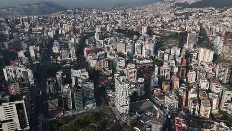 Luftbild-Drohnen-Videoaufnahmen-Von-Qutio,-Sonnenaufgang-Am-Frühen-Morgen,-Hauptstadt-Von-Ecuador,-La-Carolina,-Park,-Verkehr,-Catedral-Metropolitana-De-Quito,-Südamerikanische-Skyline