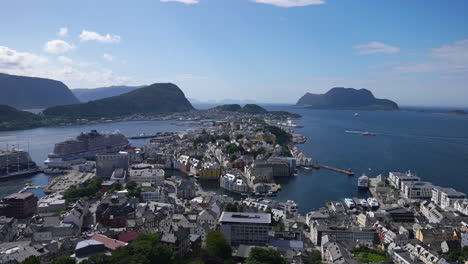 Alesund,-Norwegen,-Panoramablick-Auf-Stadt,-Hafen,-Gebäude-Und-Fjord