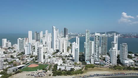 Weitwinkel-Drohnenaufnahme-Der-Küstenstadtlandschaft-Von-Cartagena,-Kolumbien