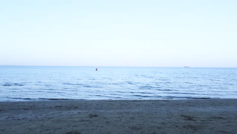 Divertida-Pareja-Romántica-Corriendo-Libremente-En-La-Arena-De-La-Playa,-Chipre