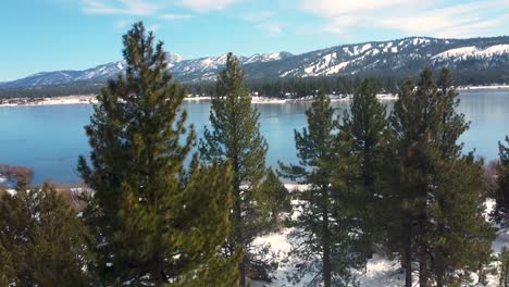 Malerische-Naturlandschaft-Am-Big-Bear-Lake-In-Südkalifornien---Aufsteigende-Luftaufnahme